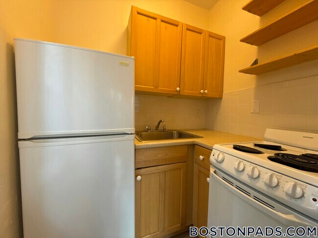 2 Elmwood Ave unit 14, Winchester, MA 01890 - photo 3