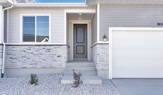 8638 N Haloran Ct, Lake Point, UT 84074 - photo 3