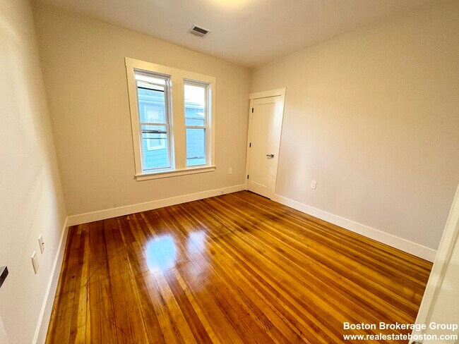 147 E Cottage St unit 2, Dorchester, MA 02125 - photo 4