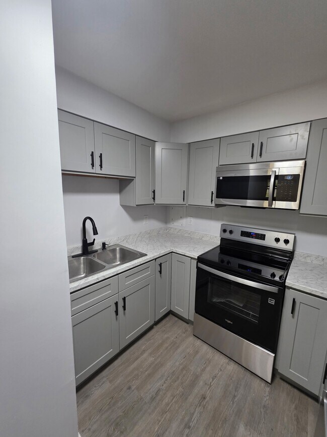 Riverside Apartments - OPEN HOUSE 11/23, Rockford, IL 61103 - photo 6