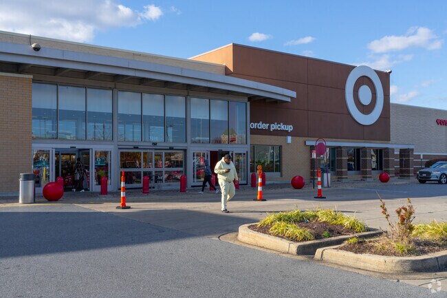 Daily essentials around Suitland support a low‑stress, connected lifestyle.