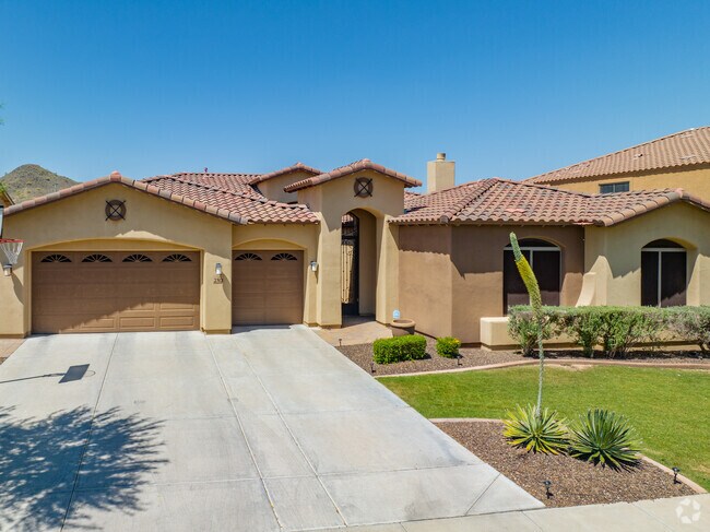 Homes in Mountaingate offer a varied palette of colors.