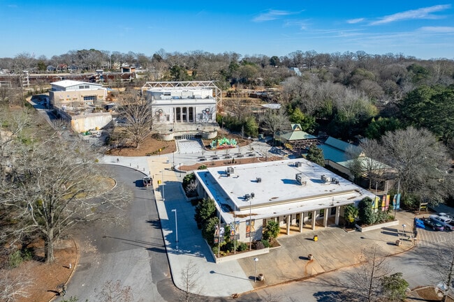 Welcome to the Grant Park Zoo with the Savanna Hall event center building.
