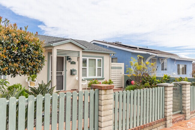 Swan Canyon is home to many single story ranch style homes.