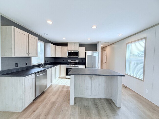 52758 S Yorktown Ct, New Baltimore, MI 48051 - photo 5