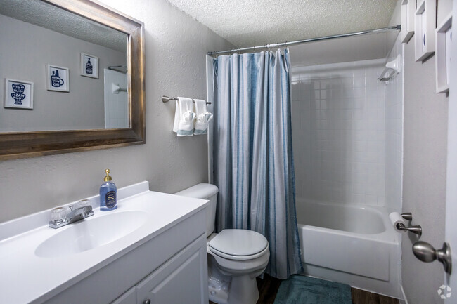 2 BR, 1.5 BA - 807SF