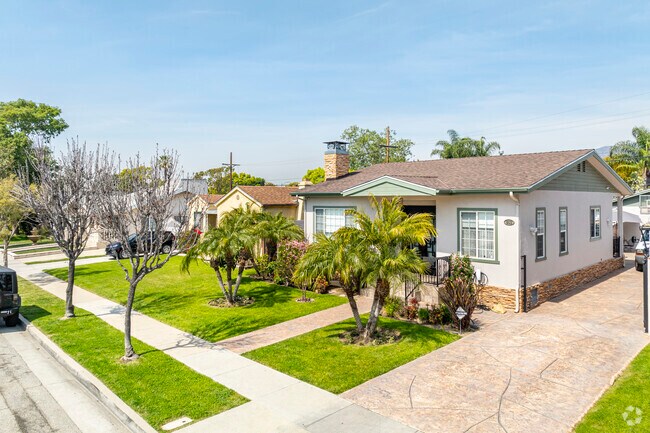 Homes in Vineyard often have manicured lawns, often times with lush trees.