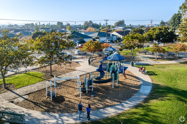 Your kids will love the playground at Floresta Park.