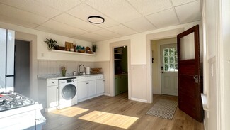 98 Maple St Unit 3, Easthampton, MA 01027