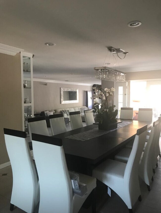 12147 Miranda St, Valley Village, CA 91607 - photo 4