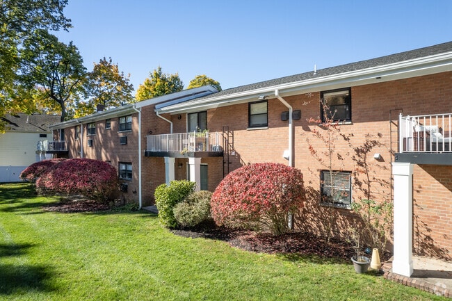 The Linden Apartments: In-Unit Washer & Dryer, Heat and Hot Water Included, Cat & Dog Friendly, a..., Englewood, NJ 07631 - photo 5