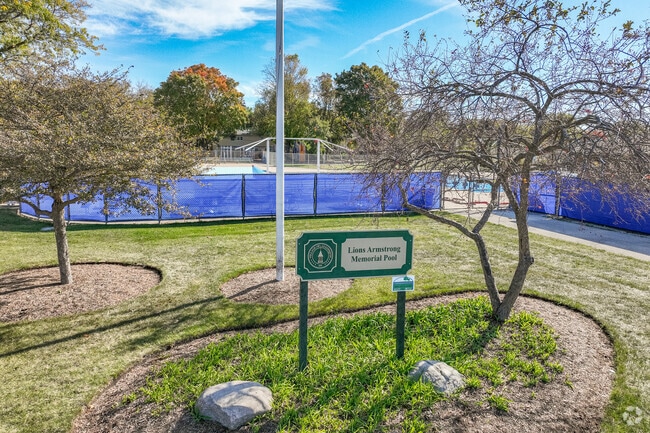Lions Armstrong Memorial Pool : sign