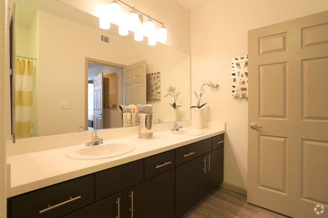 2BR, 2BA Rutherford