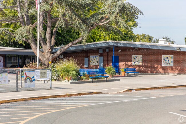 Woodside Elementary School is part of the Mount Diablo Unified school district.
