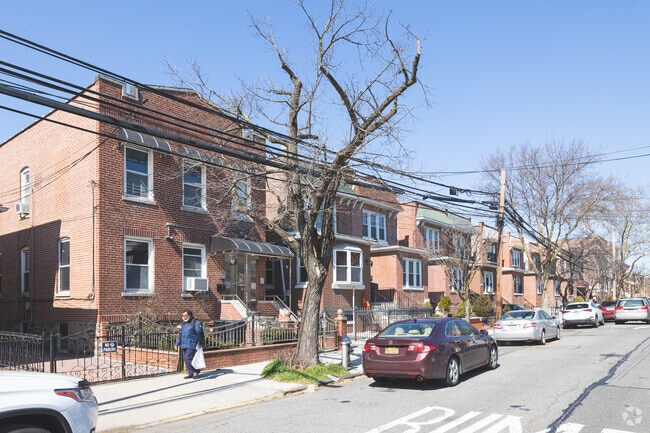 Rows of Greek Revival homes can be seen throughout Middletown-Pelham Bay.