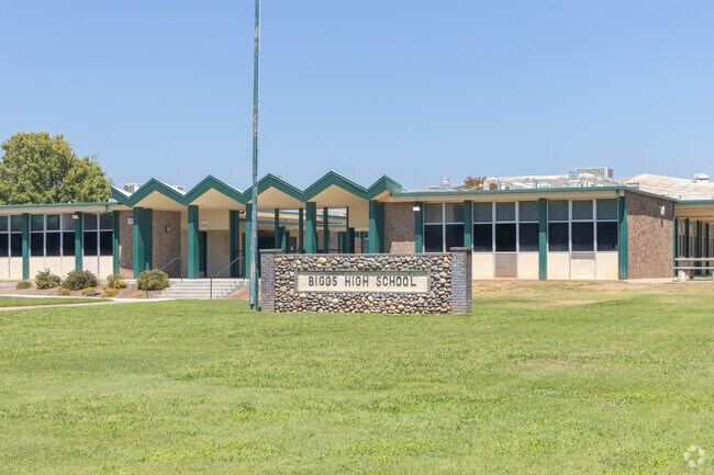Biggs High School is located in. Biggs ,California.