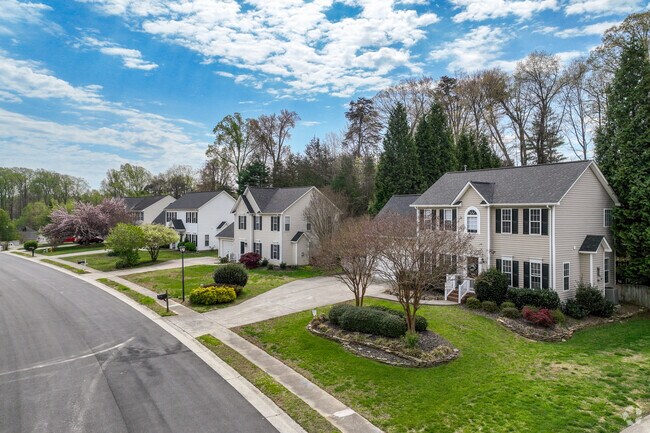 There are a good number of modern homes with nice yards within the Hastings Hill neighborhood.