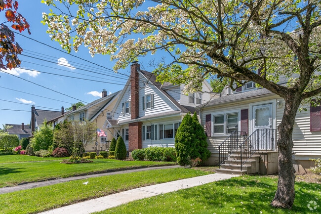 Home prices in Highlands typically fall between $650,000 and $1 million, though the largest properties can reach $1.3 million.