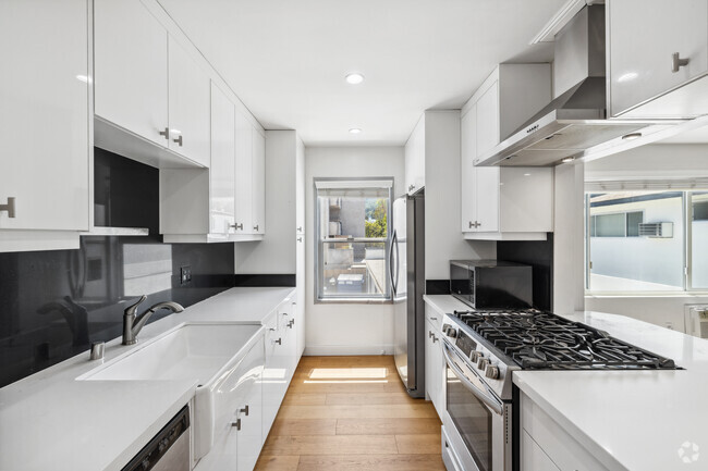 1BR, 1BA - 1,000SF - Kitchen