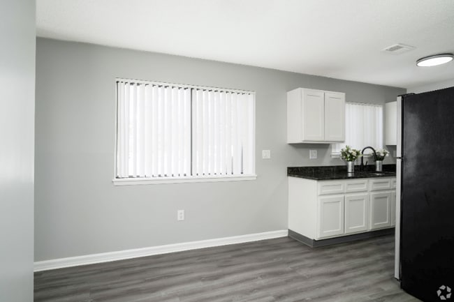 168 Fox Hill Ln unit 2 Bedroom in unit WD, Enfield, CT 06082 - photo 3