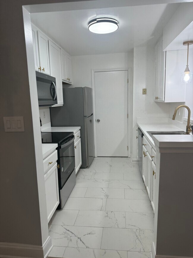 13701 Modrad Way unit 13, Silver Spring, MD 20904 - photo 2