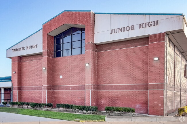 Tommie Kunst Jr High belongs to the Santa Maria Bonita School District.