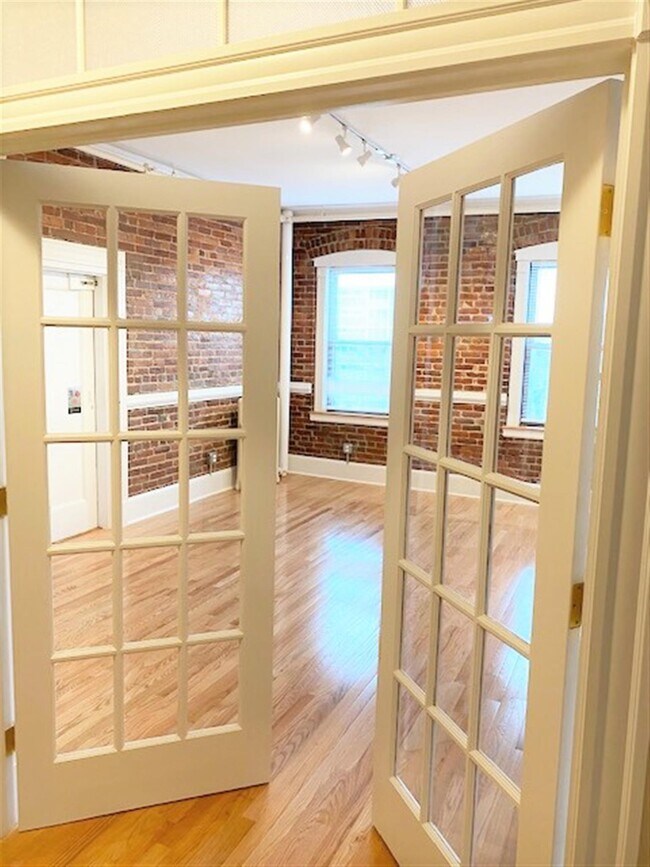 878 Massachusetts Ave unit 6, Cambridge, MA 02139 - photo 4
