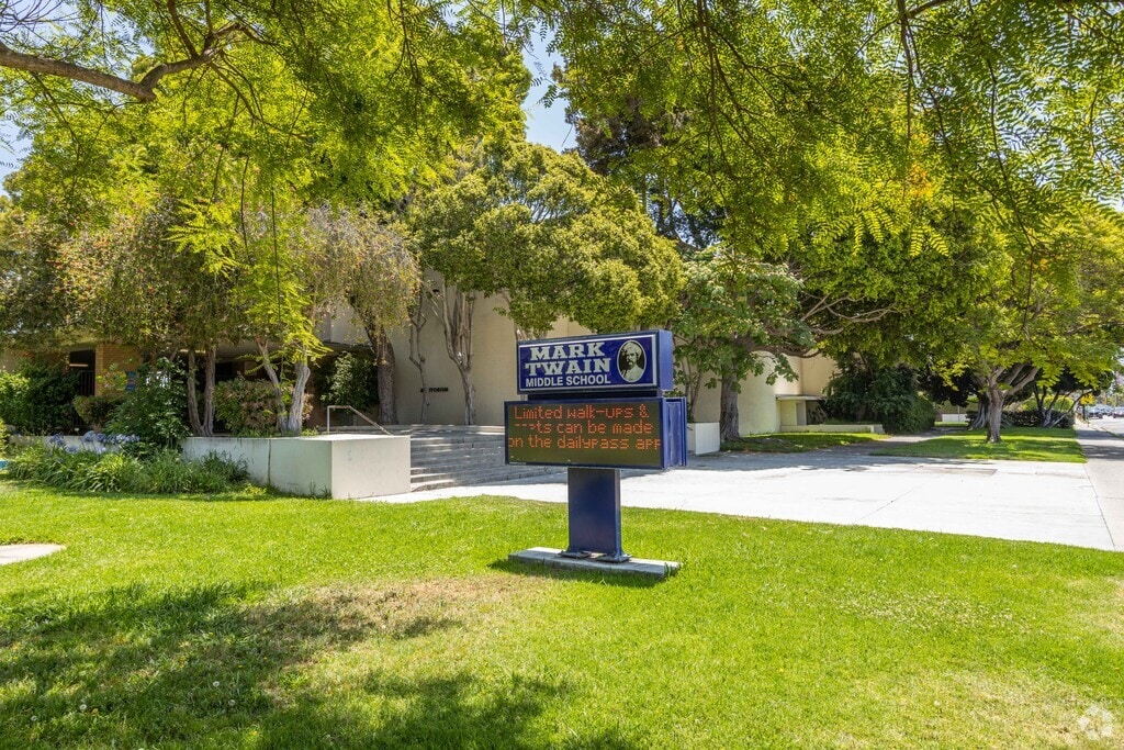 Mark Twain Middle School sign