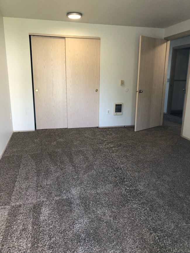 Oak Park Village Apartments, Salem, OR 97305 - photo 2