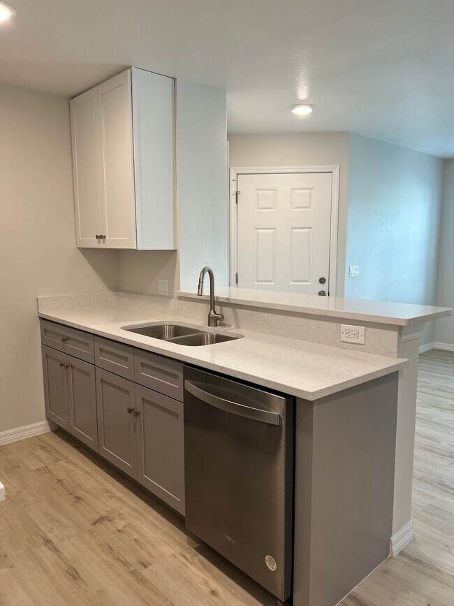 2592 Grassy Point Dr unit 212, Lake Mary, FL 32746 - photo 4