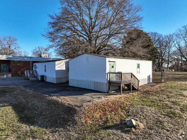 A couple mobile classroom units at Discovery Program at the Springs.