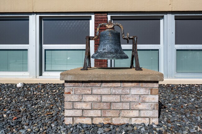 Bellaire High School has 289 students in grades 9-12.