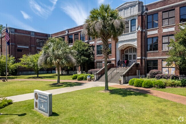 Hand Middle School has a Niche grade of B-, and student to teacher ratio of 11:1.