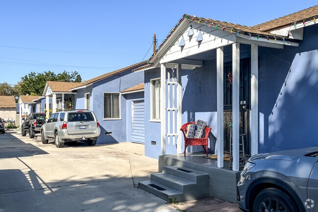 Blue stucco homes can be found all around Lynwood.