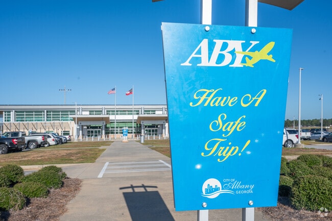 The Southwest Georgia Regional Airport is just 8 miles form River Pointe Plantation.