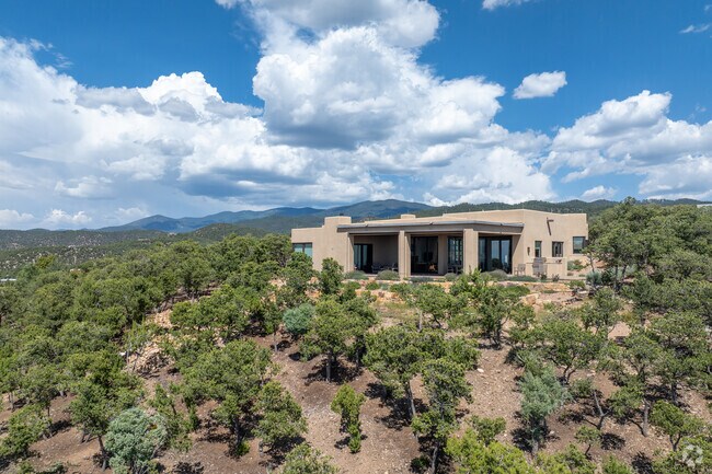 Hyde Park’s Santa Fe-style estates capture sweeping views of the Sangre de Cristo foothills, surrounded by towering aspens and ponderosa pines.