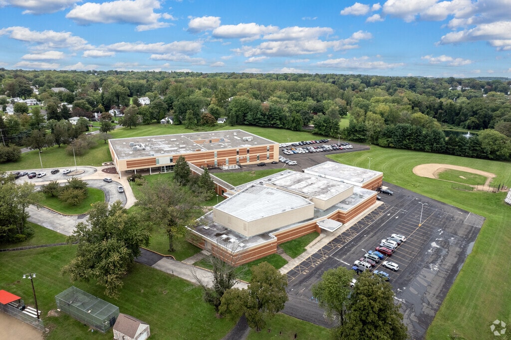 Klinger Middle School gets a B- rating from Niche.