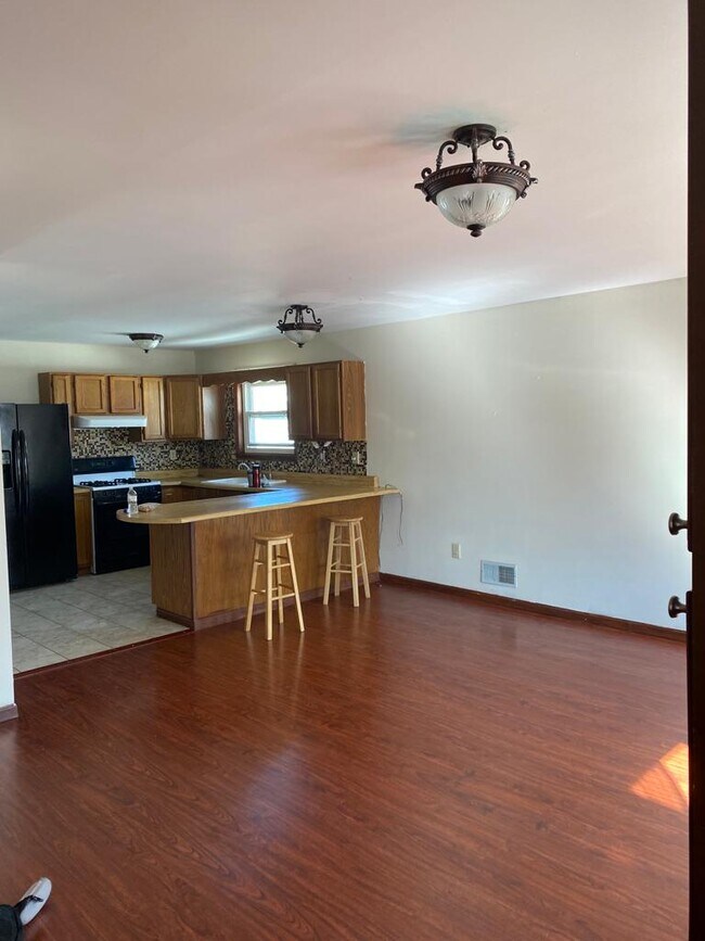 821 Hamilton St unit Upper, Schenectady, NY 12307 - photo 5