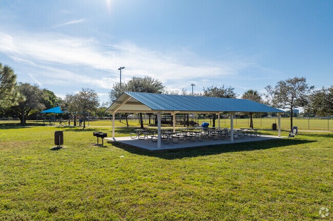 Gaines Park in Palm Beach Lakes South has many outdoor spaces where you can enjoy picnic.