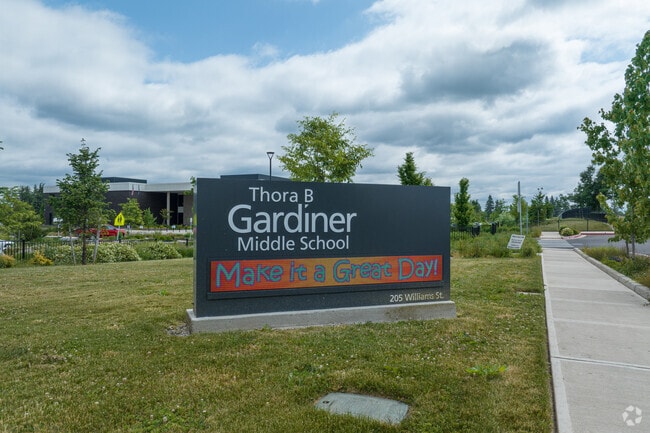 A large sign welcomes students to Gardiner Middle School in Oregon City, OR.