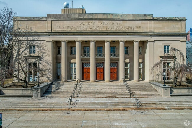 The city of Somerville sits close to the prestigious Ivy League school of MIT.