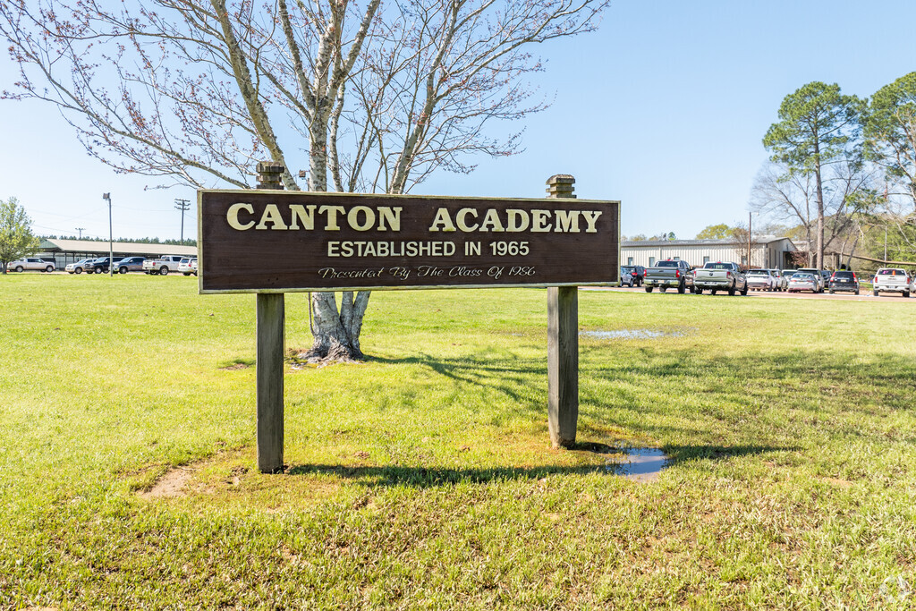 Canton Academy has 277 students in Canton.