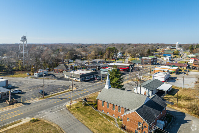 Residents in White Bluff enjoy quiet, tree-lined streets.