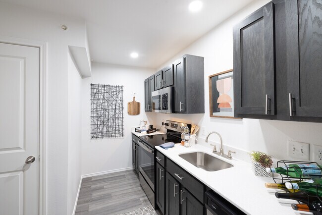 Frisco Apartments on Walnut, Rogers, AR 72756 - photo 2