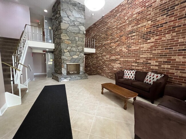 850 S Lorraine Rd unit 3L, Wheaton, IL 60189 - photo 2