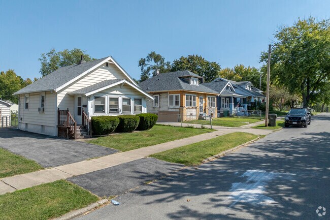Classic craftsman and bungalow style homes line the streets of Lions Park.