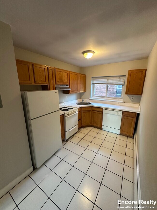 61 Selkirk Rd unit 17, Brighton, MA 02135 - photo 3
