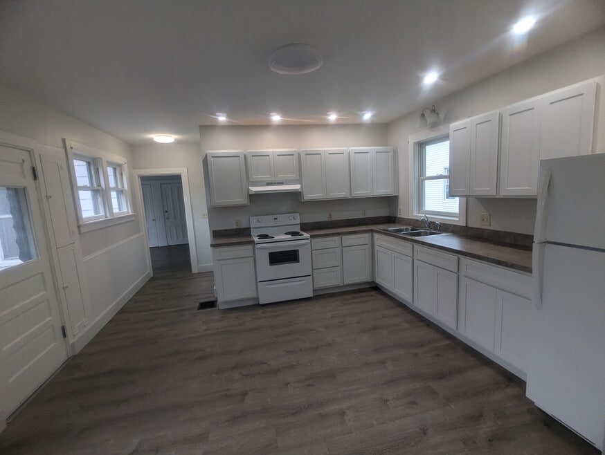 201 Division St unit 201, Bennington, VT 05201 - photo 1