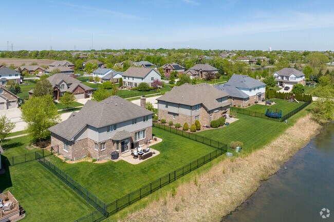Single-family homes in Brookside Glen can have close proximity to water features.