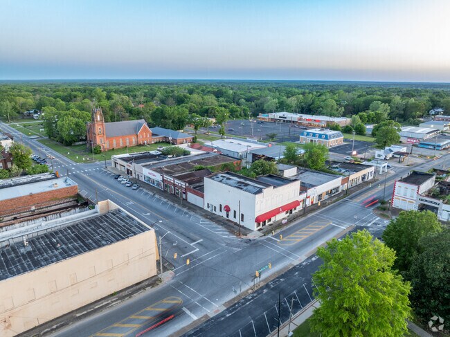 Take some time to shop and dine in the downtown area of Tuskegee.